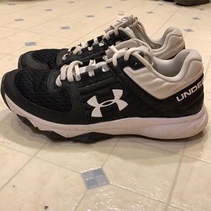 Under Armor Softball Turf shoes. Worn a couple times.